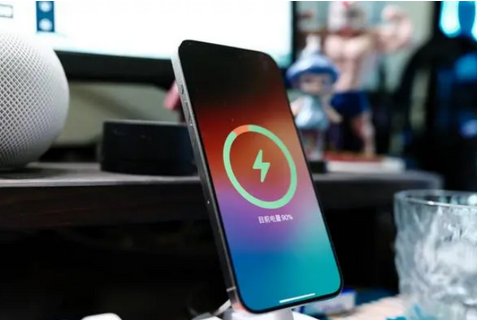 海兴苹果15换屏服务分享用什么充电器给iPhone15充电更好 